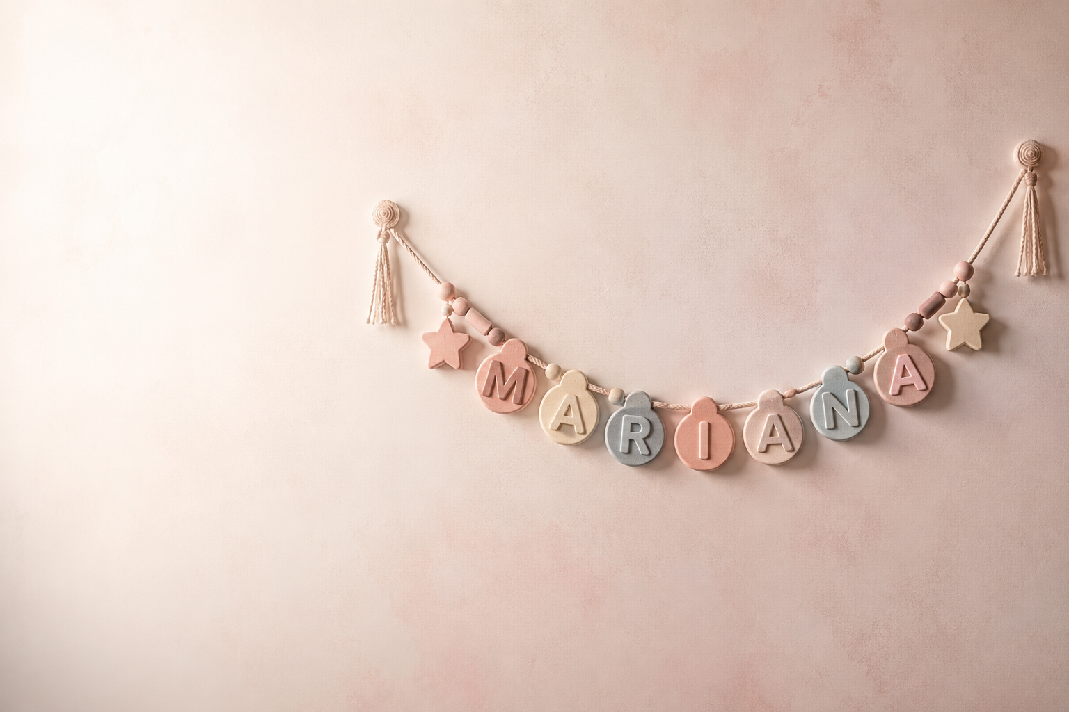 Varal infantil personalizado MyMari com o nome Mariana